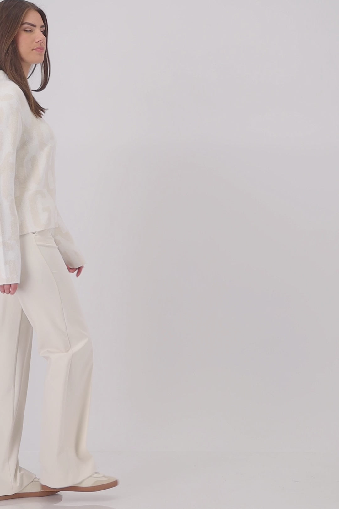 Monari-Stand-Up-Collar-Vdeo