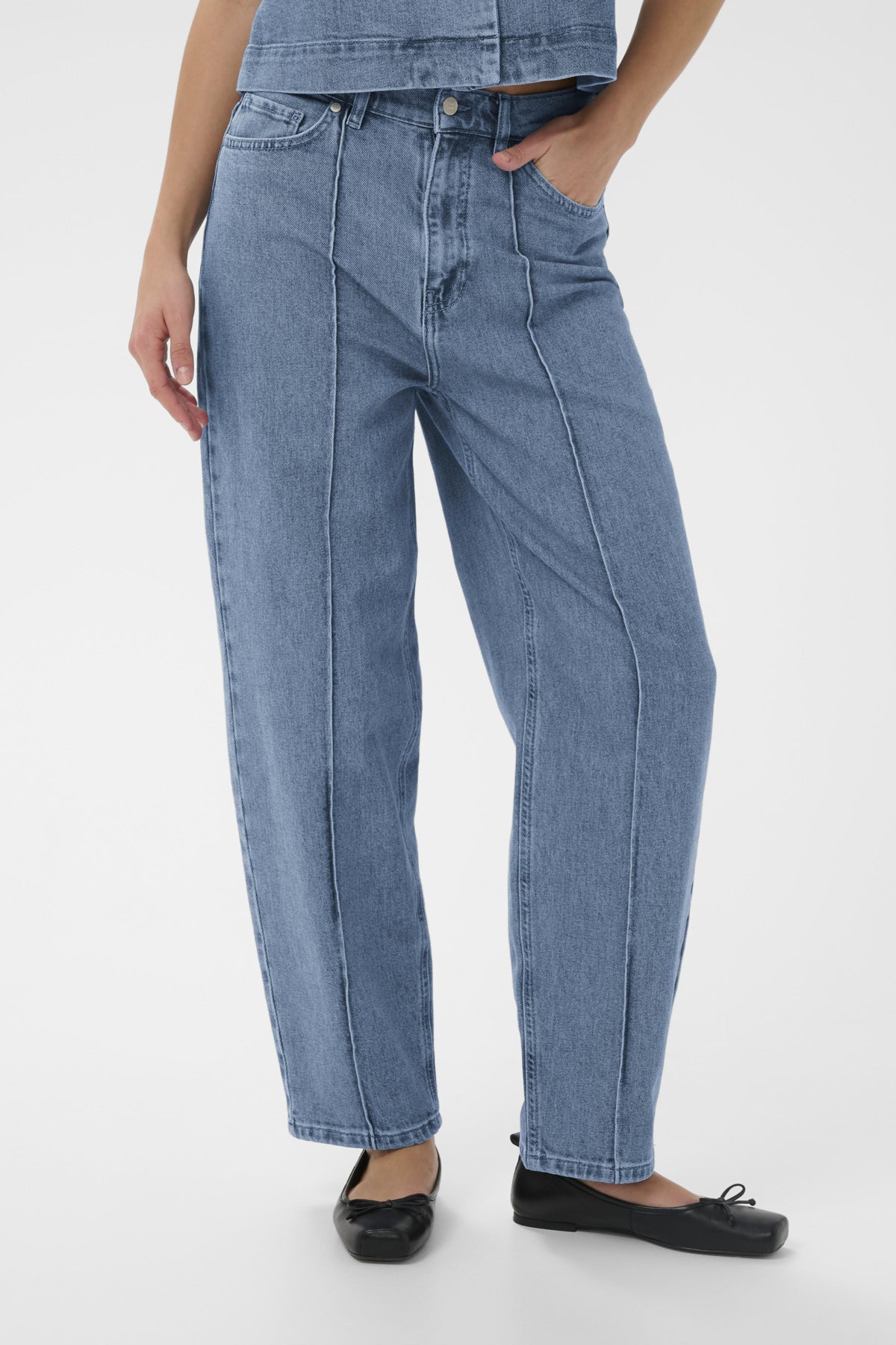 Soaked in Luxury Rinatina Barrel Jeans in Medium Blue Denim